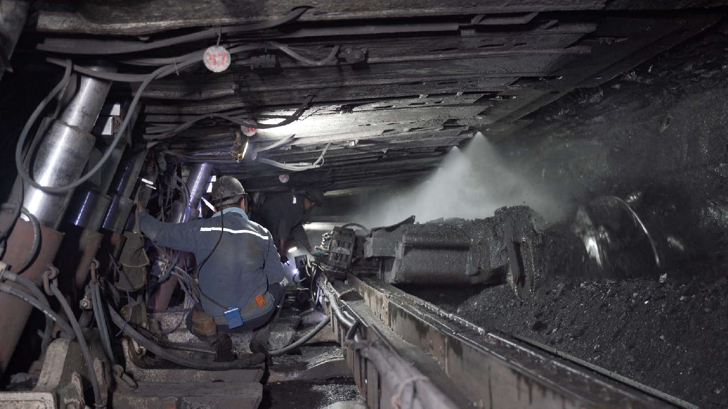 金达煤矿16煤综采工作面实现顺利接续